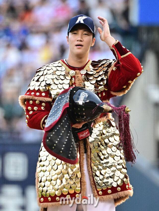 2026년 7월 11일 오후 서울 잠실구장에서 '2026 신한 SOL KBO리그 올스타전'이 열렸다. 키움 안우진이 3회말 퍼포먼스를 하고 있다./마이데일리