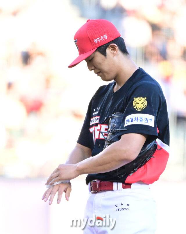 2026년 5월 29일 오후 서울 잠실구장에서 열린 '2026 신한 SOL KBO리그' KIA 타이거즈와 LG 트윈스의 경기. KIA 선발투수 이의리가 2회까지 6실점 한 뒤 당황하고 있다./마이데일리