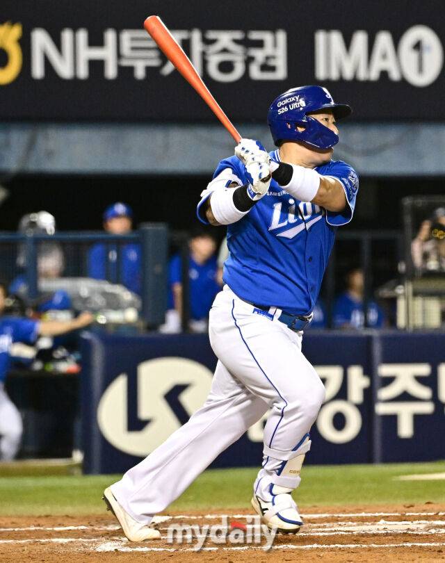2026년 6월 25일 오후 서울 잠실구장에서 열린 '2026 신한 SOL KBO리그' 삼성 라이온즈와 LG 트윈스의 경기. 삼성 최형우가 6회초 무사 2.3루서 타격하고 있다./유진형 기자