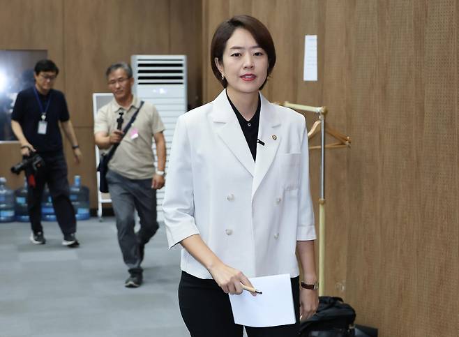 더불어민주당 고민정 의원이 8일 국회 소통관에서 당 대표 출마 선언 기자회견을 열기 위해 입장하고 있다. [연합]