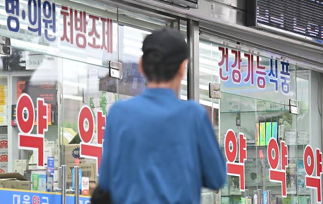 서울 종로5가에서 한 시민이 약국 앞을 지나고 있다. 임세준 기자