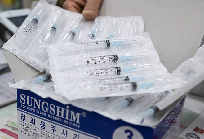 서울 시내의 한 약국에 일회용 주사기가 놓여있다. 윤창빈 기자