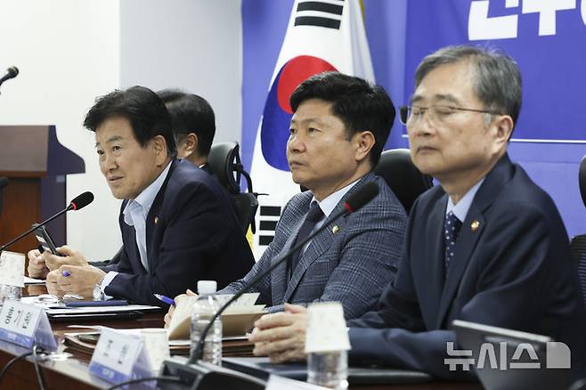 [서울=뉴시스] 김근수 기자 = 정동영(왼쪽) 통일부 장관이 15일 오후 서울 여의도 국회 의원회관에서 열린 더불어민주당 외교통일위원회 당정협의회에서 발언하고 있다. 2026.07.15. ks@newsis.com