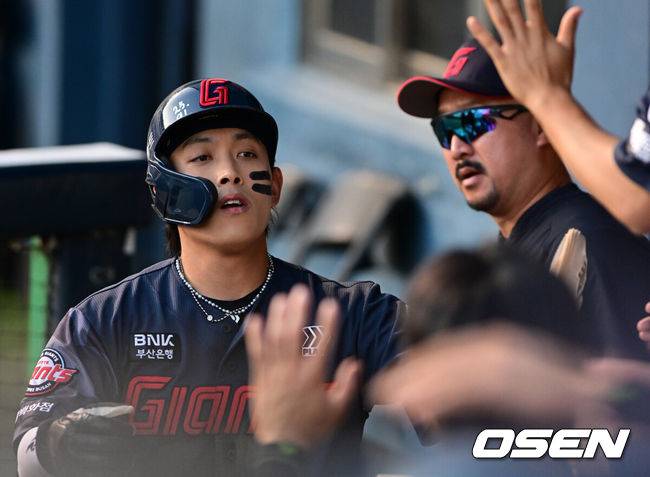 [OSEN=지형준 기자] 13일 서울 잠실야구장에서 2026 신한 SOL KBO리그 LG 트윈스와 롯데 자이언츠의 경기가 열렸다.이날 LG는 김진수, 롯데는 이민석을 선발로 내세웠다.8회초 1사 2루에서 롯데 황성빈이 고승민의 1타점 적시타에 득점에 성공하며 동료선수들과 하이파이브를 하고 있다. 2026.06.13 / jpnews@osen.co.kr