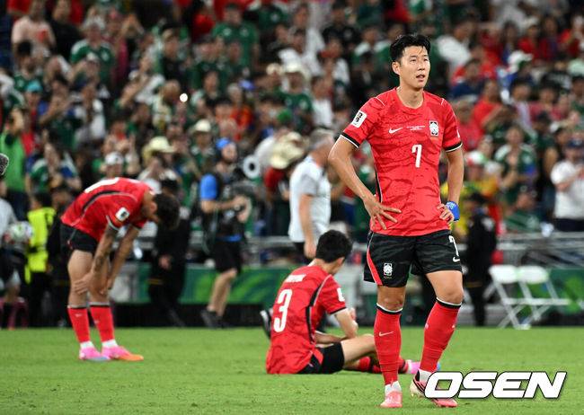 [OSEN=몬테레이(멕시코), 이대선 기자] 홍명보 감독이 이끄는 대한민국 축구대표팀은 25일(이하 한국시간) 오전 10시 멕시코 몬테레이 스타디움에서 개최된 2026 국제축구연맹(FIFA) 북중미 월드컵 조별리그 A조 최종전에서 남아프리카공화국에게 0-1 충격패를 당했다.&nbsp;1승2패가 된 한국은 A조 3위로 밀리며 32강 자력진출에 실패했다. 한국은 나머지 조들의 상황을 따져보고 32강에 진출할 가능성은 남아있다.경기 종료 후 대한민국 선수단이 패배에 아쉬워하고 있다. 2026.06.25 /sunday@osen.co.kr