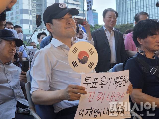 ▲장동혁 국민의힘 당대표가 15일 '전남광주통합특별시 광주선관위 앞에서 열린 '선관위 해채 및 재선거를 요구하는 광주시민청년학생모임' 집회에 참석해 '투표용지 빼돌린게 진짜내란, 이재명이 내란수괴'라고 적힌 손피켓을 들고 있다. 2026.7.15 ⓒ프레시안(강병석)