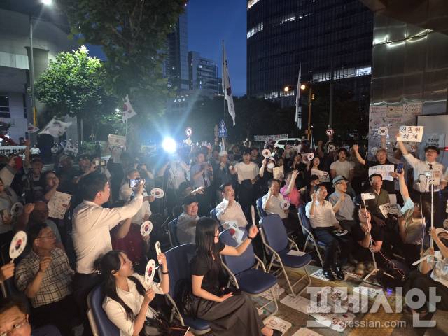 ▲15일 '전남광주통합특별시 광주선관위 앞에서 열린 '선관위 해채 및 재선거를 요구하는 광주시민청년학생모임' 집회 모습 2026.7.15 ⓒ프레시안(강병석)