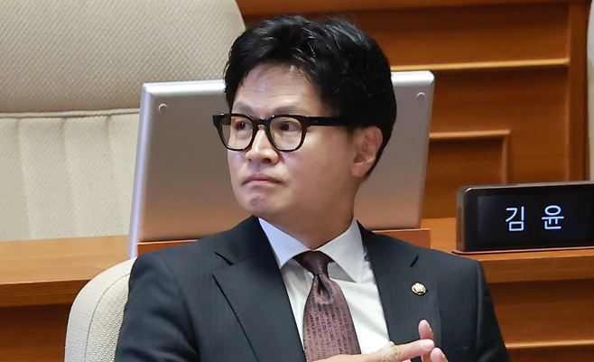 부산 북갑 국회의원 보궐선거에서 당선된 무소속 한동훈 의원이 5일 국회에서 22대 국회 후반기 의장단을 선출하기 위해 열린 본회의에 참석해 개회를 기다리고 있다. 2026.6.5. 연합뉴스