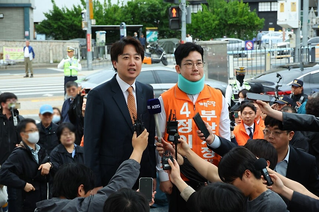 이준석 개혁신당 대표(왼쪽)와 정이한 개혁신당 부산시장 후보가 4월29일 부산 북구 구포시장을 찾아 선거운동을 벌이고 있다. 연합뉴스