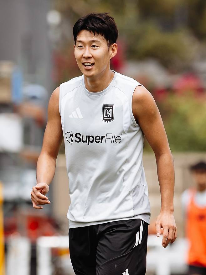 LAFC가 15일(한국시간) 인스타그램을 통해 "쏘니 이스 백(Sonny’s back)"이라는 문구와 함께 손흥민의 훈련 영상과 사진을 공개했다.   손흥민은 영상에서 환한 미소와 함께 동료들과 훈련에 나섰다. 손흥민의 파트너인 드니 부앙가도 환한 미소를 띠었다. 그는 빠른 스프린트로 공을 받은 뒤 다시 패스를 건내면서 동료들과 호흡을 재정비했다. LAFC