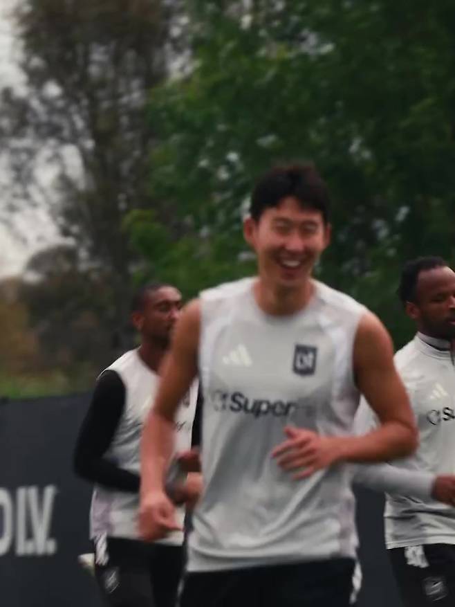 LAFC가 15일(한국시간) 인스타그램을 통해 "쏘니 이스 백(Sonny’s back)"이라는 문구와 함께 손흥민의 훈련 영상과 사진을 공개했다.   손흥민은 영상에서 환한 미소와 함께 동료들과 훈련에 나섰다. 손흥민의 파트너인 드니 부앙가도 환한 미소를 띠었다. 그는 빠른 스프린트로 공을 받은 뒤 다시 패스를 건내면서 동료들과 호흡을 재정비했다. LAFC