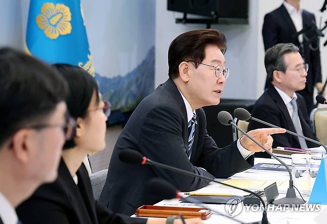 질문하는 이재명 대통령 (서울=연합뉴스) 한상균 기자 = 이재명 대통령이 15일 청와대 영빈관에서 열린 부처 업무보고에서 참석 기관장들에게 질문하고 있다. 2026.7.15 [청와대통신사진기자단] xyz@yna.co.kr