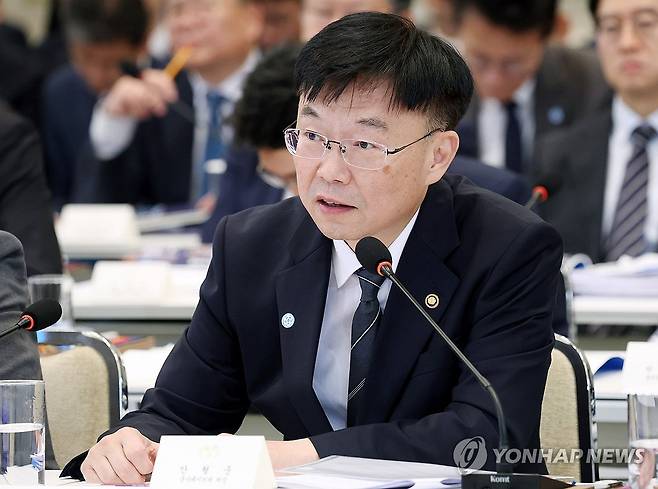 업무보고하는 안형준 국가데이터처장 (서울=연합뉴스) 한상균 기자 = 안형준 국가데이터처장이 15일 청와대에서 열린 이재명 대통령 주재 부처 업무보고에서 보고하고 있다. 2026.7.15 [청와대통신사진기자단] xyz@yna.co.kr