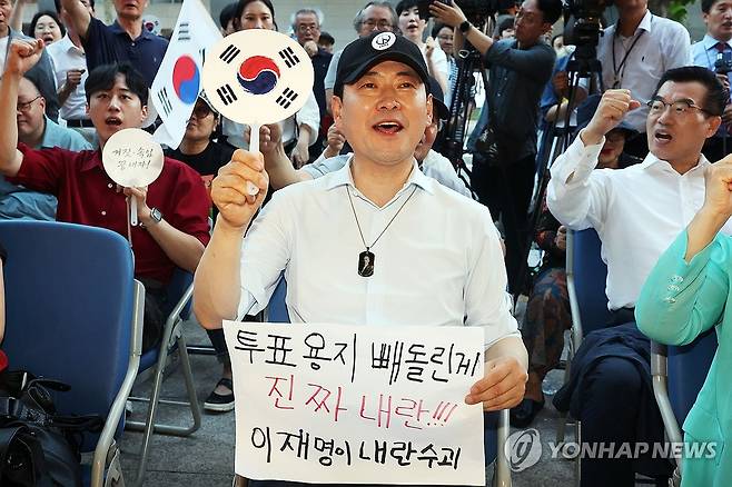 부정선거 외치는 장동혁 (전남광주=연합뉴스) 민현기 기자 = 국민의힘 장동혁 대표가 15일 오후 전남광주통합특별시 서구 전남광주선거관리위원회 앞에서 열린 '선관위 해체 및 재선거를 요구하는 광주시민청년학생모임' 집회에 참석해 부정선거를 외치고 있다. 2026.7.15 mhk0226@yna.co.kr