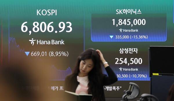 서울 중구 하나은행 본점 딜링룸에 코스피와 SK하이닉스, 삼성전자 주가가 표시돼 있다. [출처=연합]