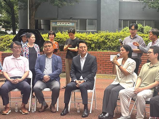 오세훈 서울시장(가운데)이 16일 서울 영등포구 양평신동아아파트 재건축 현장을 찾아 조합장들의 건의사항을 청취하고 있다. /사진:이종무 기자 jmlee@