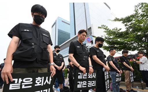 삼성전자 2대 노조인 삼성전자 노동조합 동행(동행노조) 조합원들이 16일 경기 수원시 삼성전자 수원사업장 앞에서 열린 'DX부문 사기진작 및 보상방안 마련 촉구 집회'에서 묵념을 하고 있다./뉴시스