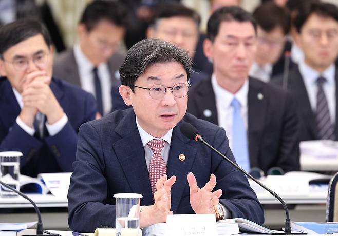 이억원 금융위원장이 15일 청와대 영빈관에서 열린 이재명 대통령 주재 부처 업무보고에서 발언하고 있다.(연합뉴스)