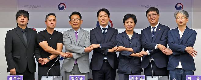 최휘영(오른쪽에서 두 번째) 문화체육관광부 장관이 16일 서울 종로구 국립현대미술관 서울관에서 열린 한국영화 제작 활성화를 위한 정부·제작사·매니지먼트사 간 협약식에서 협약서에 서명한 뒤 기념촬영을 하고 있다. (사진=문체부)