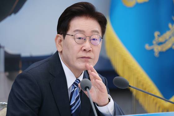 이재명 대통령이 15일 청와대 영빈관에서 열린 부처 업무보고에서 구윤철 부총리 겸 재정경제부 장관의 업무보고를 청취하고 있다. 〈사진=연합뉴스〉