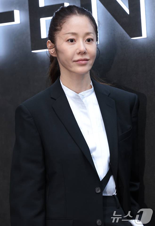 배우 고현정이 15일 오후 서울 강남구 팔라초 펜디 서울에서 열린 마리아 그라치아 키우리의 데뷔 컬렉션 론칭 행사에 참석해 포즈를 취하고 있다. ⓒ 뉴스1 권현진 기자