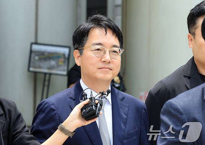 12·3 비상계엄 내란 가담 및 직권남용 혐의를 받고 있는 심우정 전 검찰총장이 16일 서울 서초구 서울중앙지법에서 열린 구속 전 피의자 심문(영장실질심사)을 마치고 법원을 나서고 있다. 2026.7.16 ⓒ 뉴스1 이호윤 기자
