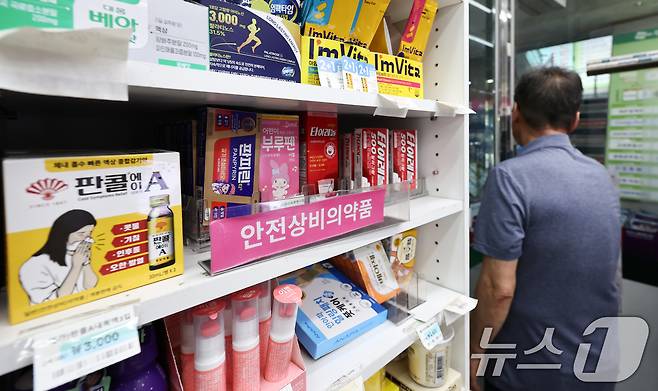 지난달 23일 서울 시내 한 편의점에 판매 중인 상비약.  ⓒ 뉴스1 최지환 기자