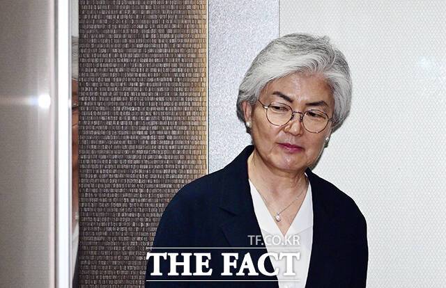 한미 관계 업무 협의를 위해 일시 귀국한 강경화 주미한국대사는 쿠팡 문제에 대해 생각보다 훨씬 오래 진행되는 이슈라고 밝혔다. 사진은 이날 강 대사가 서울 종로구 외교부 청사에 도착해 엘리베이터에 탑승하는 모습. /임영무 기자