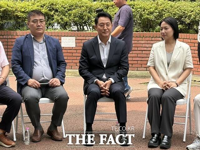 오세훈 서울시장이 16일 준공업지역 규제혁신 적용 대상지인 서울 영등포구 양평신동아아파트 재건축 현장을 찾아 사업 추진상황을 점검했다. /공미나 기자