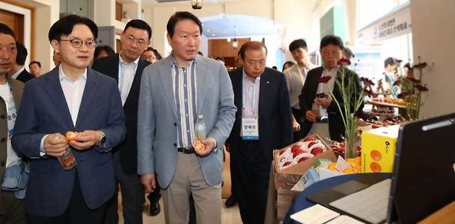최태원 대한상의 회장과 김정관 산업통상부 장관이 16일 제주 신라호텔에서 진행된 '제49회 대한상의 제주포럼'에서 귀농·귀촌 청년기업 부스를 관람하고 있다. 대한상의.
