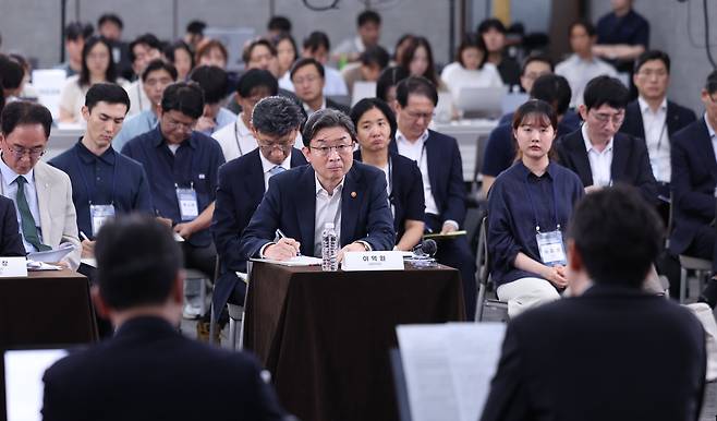 이억원(앞줄 가운데) 금융위원장이 15일 서울 중구 은행회관 국제회의실에서 열린 부동산 금융정책 국민의견 경청 토론회에서 패널 토론을 듣고 있다./뉴스1