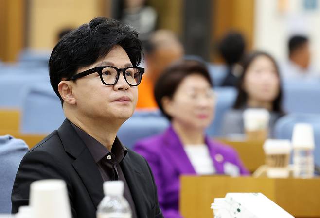 한동훈 무소속 의원이 16일 오전 서울 여의도 국회의원회관에서 열린 2026 국회 글로벌외교안보포럼 ‘AI 시대 과학외교의 미래 전략’ 세미나에서 박진 전 외교부 장관의 특강을 듣고 있다. /뉴시스