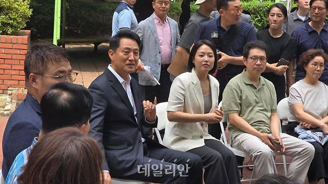 오세훈 서울시장이 16일 서울 영등포구 양평신동아파트에서 준공업지역 내 정비사업 조합장·추진위원장들과 대화하고 있다. ⓒ데일리안 이수현 기자.