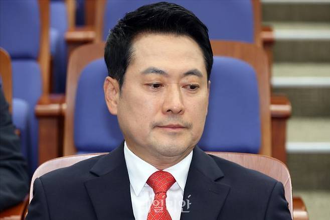 장동혁 국민의힘 대표가 17일 오후 서울 여의도 국회에서 열린 국민의힘 의원총회에서 무거운 표졍으로 생각에 잠겨 있다. ⓒ데일리안 홍금표 기자