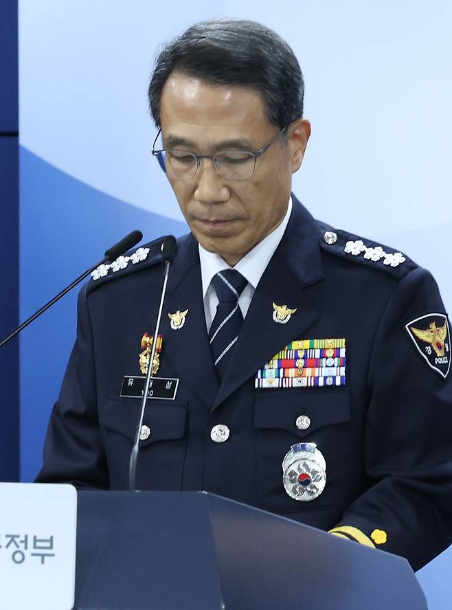 유재성 경찰청장 직무대행이 16일 오후 서울 종로구 정부서울청사에서 윤호중 행정안전부 장관의 경찰수사 내부비리 근절 및 민주적 통제 강화 관련 대국민 담화문 발표가 끝난 뒤 기자들의 질문을 듣고 있다.뉴시스