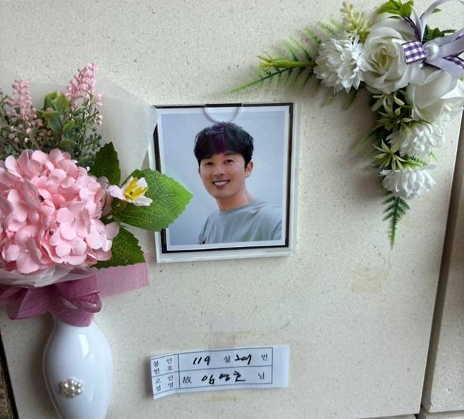 Lim Young-ho, who was active as the singer-songwriter Wisestory, passed away on the 11th at the age of 49. The deceaseds partner announced the news of his passing on social media and stated that the funeral arrangements had been completed.Lim Young-hos partner stated that they had spent a long time together as close as family and held a three-day funeral with the heart of a spouse. They also expressed that, thanks to the condolences from many people, they were able to see him off without him feeling lonely.The late Lim Young-ho is currently laid to rest at the Second Memorial Hall in Jeju Yangji Park. Having debuted in 2009 with Whisper, he continued his musical career by releasing numerous songs, including A Journey to You, Tropical Night, and Sehwa Beach.
