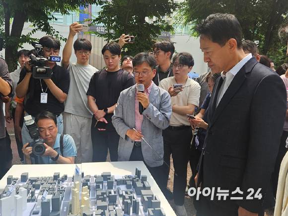 오세훈 서울시장이 16일 영등포구 양평신동아아파트 재건축 정비사업 현장을 방문해 사업 진행 현황을 보고받고 있다. [사진=홍성효 기자]
