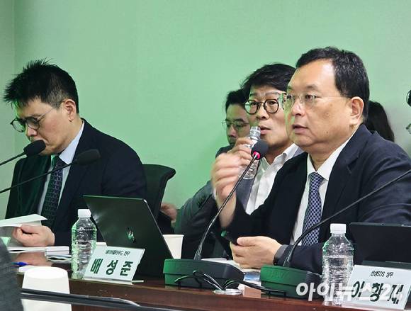 배성준 네이버클라우드 전무(오른쪽 첫 번째)가 16일 오후 국회 의원회관 제3간담회의실에서 열린 'AI 인프라 투자 촉진과 지능 수출을 위한 전략 토론회'에서 'AI 데이터센터와 소버린 AI 도약을 위한 정책 제언'을 주제로 발표하고 있다. [사진=안세준 기자]