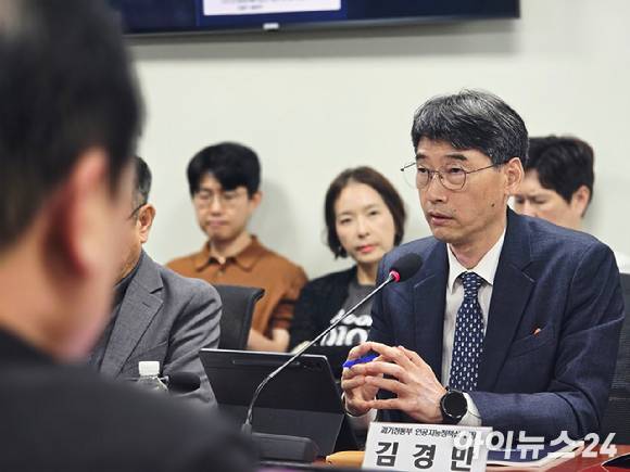 김경만 과학기술정보통신부 인공지능정책실장이 16일 오후 국회 의원회관 제3간담회의실에서 열린 'AI 인프라 투자 촉진과 지능 수출을 위한 전략 토론회'에서 발언하고 있다. [사진=안세준 기자]
