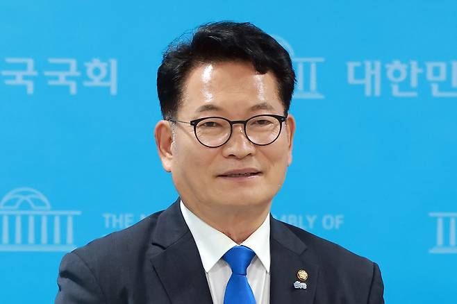 더불어민주당 당권주자인 송영길 의원이 15일 국회 소통관에서 채상병 순직 사건 3주기를 맞아 열린 연루자 후속 고발 회견에 참석한 뒤 백브리핑하고 있다. 연합뉴스