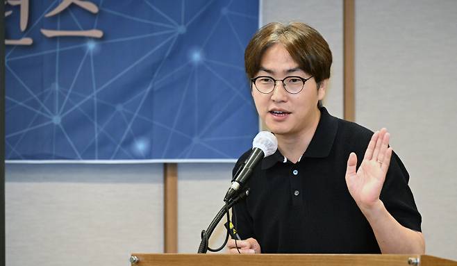 ▲ 14일 서울 프레스센터에서 열린 하정우 전청와대 AI미래기획수석 초청 ‘AI 시대, 강원의 미래와 지역혁신 전략’ 컨퍼런스에서 하 전 수석이 특강을 하고 있다(왼쪽 사진). 새로운 강원의 도약 함께하는 300만의 힘 민선9기 출범 강원특별자치도 교례의 밤 행사에 앞서 우상호 지사와 하 전 수석이 악수를 하고 있다. 방도겸 기자