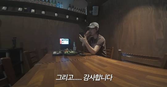Singer Jang Yun-jeong returned to his YouTube channel, Jang Gongjang Jang Yun-jeong, approximately three weeks after the controversy surrounding his mothers investment fraud allegations, expressing his gratitude to his fans. Jang Yun-jeong visited a bar in Jongno-gu, Seoul, demonstrating his loyalty to his juniors, and expressed his determination to capture his feelings through his future music.Previously, Jang Yun-jeong faced difficulties as his mother, Ms. Yuk, became embroiled in investment fraud allegations. However, his agency clarified that Jang Yun-jeong had not been in contact with his mother for decades and that the incident was unrelated to him. In this video, Jang Yun-jeong expressed his gratitude to his fans through a brief greeting.Fans who watched the video are sending warm messages of comfort and support to Jang Yun-jeong. He plans to continue his activities, promising to communicate with fans through entertaining and comforting content.