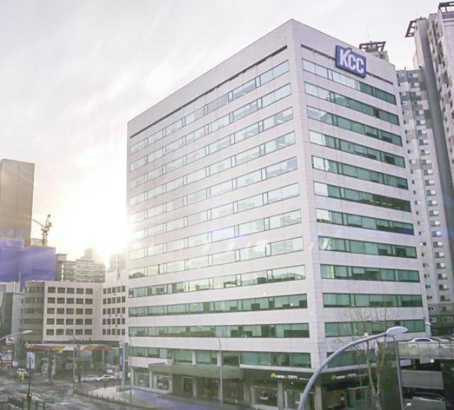 KCC가 '2025 지속가능경영보고서'를 통해 AI 기반 페인트 기술과 축광도료, 디지털 플랫폼 등 미래 성장 전략을 밝혔다. 사진은 KCC 강남 사옥./사진=KCC