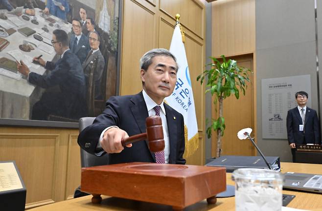 신현송 한국은행 총재가 16일 오전 서울 중구 한국은행에서 열린 금융통화위원회 본회의에 참석해 의사봉을 두드리고 있다./사진=뉴시스