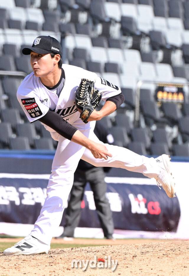 KT 박지훈이 19일 오후 경기도 수원KT위즈파크에서 진행된 ‘2026 신한 SOL KBO리그’ 키움-KT의 시범경기에서 구원 등판해 역투를 펼치고 있다./마이데일리