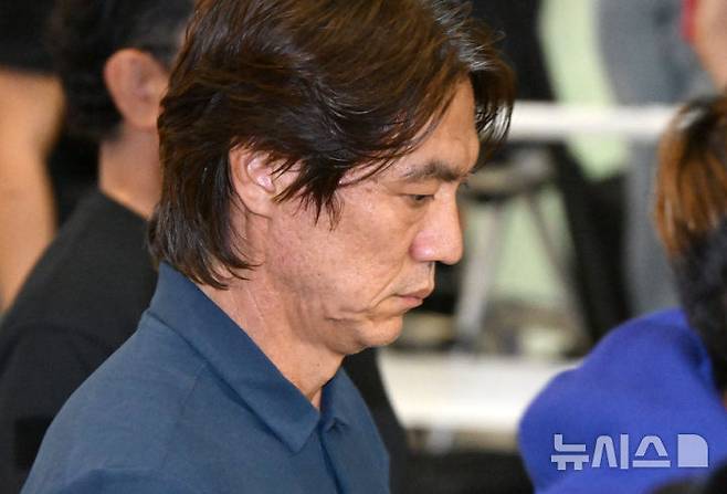 [인천공항=뉴시스] 황준선 기자 = 2026 북중미 월드컵 조별리그에서 탈락한 홍명보 전 대한민국 축구 국가대표팀 감독이 30일 인천국제공항 제2터미널을 통해 귀국하고 있다. (공동취재) 2026.06.30. photo@newsis.com