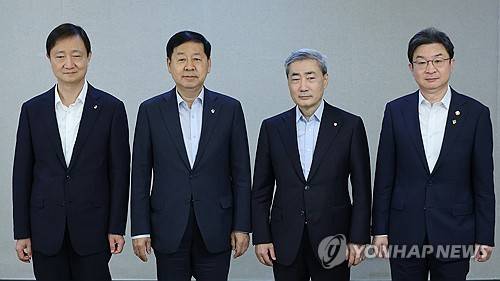 확대거시경제금융회의 참석한 구윤철 부총리 (서울=연합뉴스) 안정원 기자 = 18일 서울 종로구 정부서울청사에서 열린 확대거시경제금융회의에서 참석자들이 기념촬영을 하고 있다.     왼쪽부터 이찬진 금융감독원장, 구윤철 부총리 겸 재정경제부 장관, 신현송 한국은행총재, 이억원 금융위원장. 2026.6.18 jeong@yna.co.kr