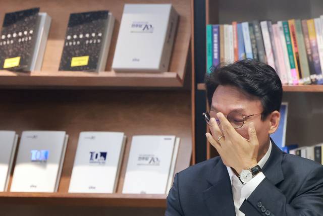 ▲더불어민주당 당권주자인 김민석 전 국무총리가 지난 15일 서울 여의도 민주당 중앙당사에서 당 4대 혁신안을 발표하기에 앞서 안경을 고쳐쓰고 있다. ⓒ연합뉴스