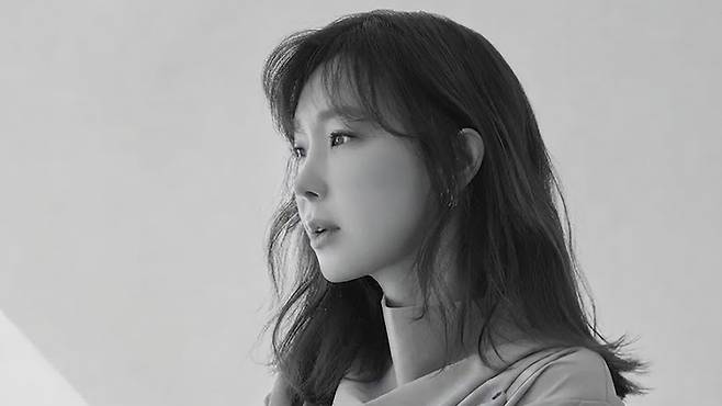 조명이 사라진 자리, 그녀는 매일 아침 자신과 마주하며 다짐했던 일상의 무게를 짊어지고 있다. 우먼센스 제공