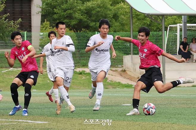 제59회 대통령금배 전국고교축구대회 U-17 유스컵 청 경기날인 15일 경기계명고와 경북예일메디텍고 선수들이 충북 제천시 봉양건강축구캠프에서 볼 경합을 하고 있다. 2026.07.14 제천|한수빈 기자